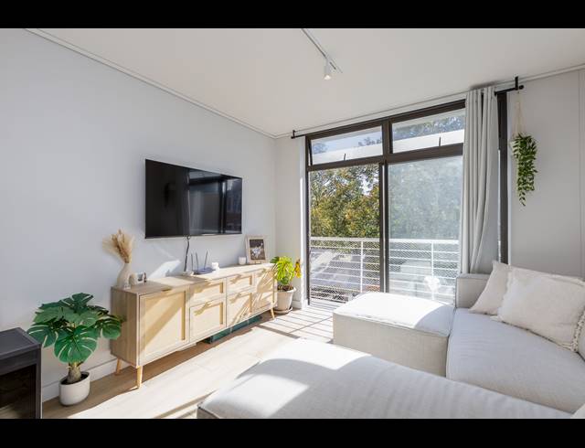 1 BEDROOM APARTMENT SOLD IN SEA POINT